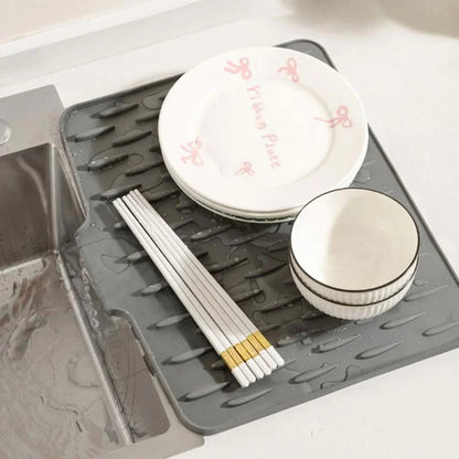 No-Spill Silicone Worktop Saver – Heat-Resistant & Non-Slip Mat for Drip-Free Drying